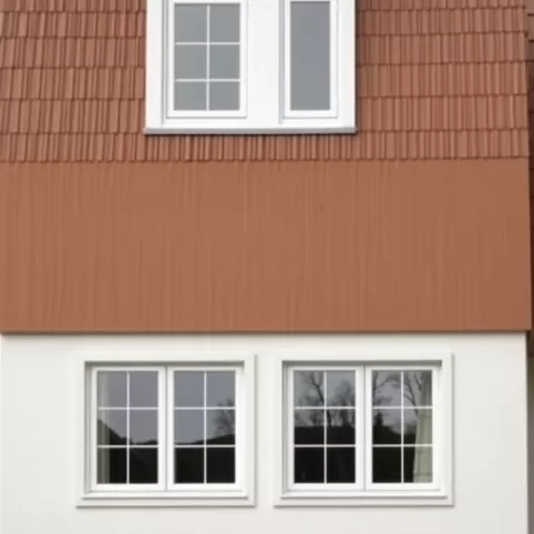 Brązowy dach białe okna jaka elewacja