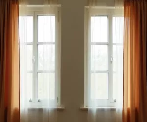 dwa okna obok siebie jakie firany
