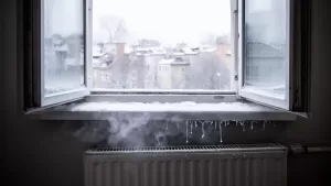 Otwarte okno a odkręcony grzejnik